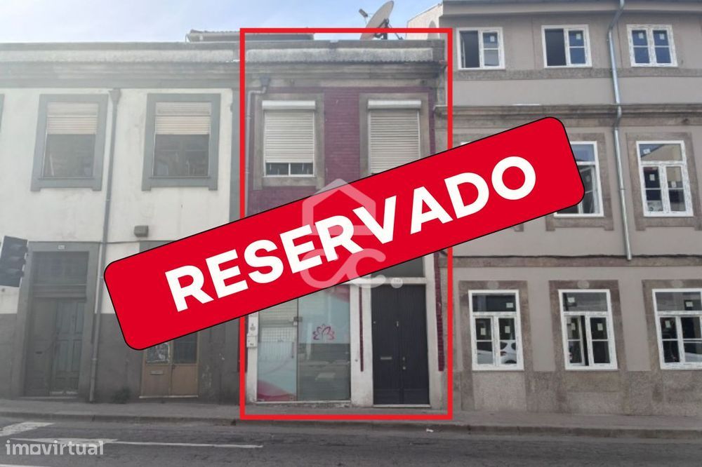 Prédio de dois pisos e águas furtadas - habitacional e comércio