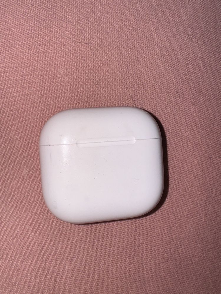 Sluchawki bezprzewodowe AirPods 4 Stan dobry lecz nie ma lewego podsa
