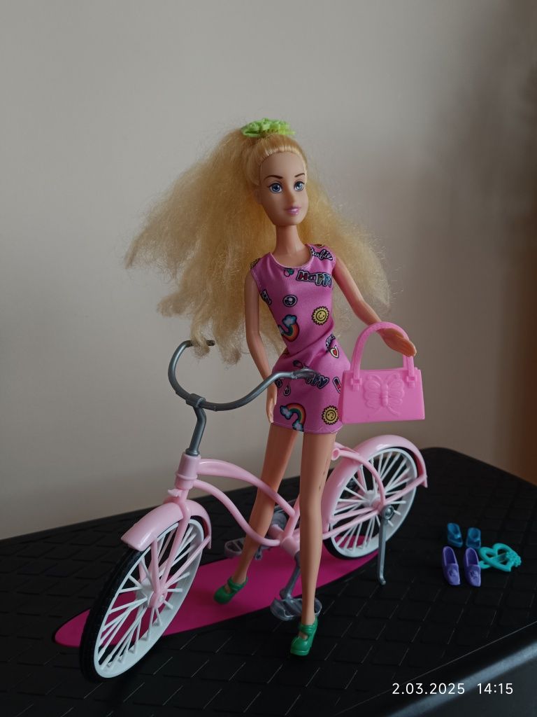Lalka Barbie na rowerze