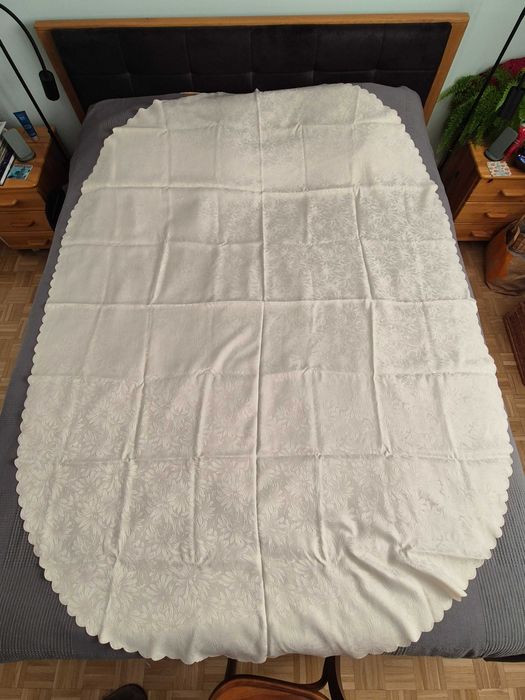 Obrus plamoodporny, owalny w kolorze jasnomorelowym