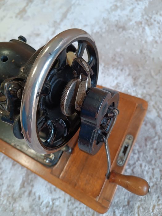 Швейная машинка ПМЗ. Подольский механический завод им. Калинина.