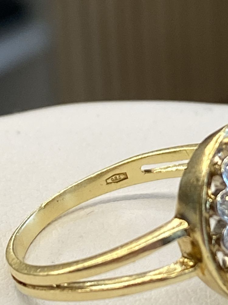 Złoty pierścionek z szafirem i diamentami 0,25ct CERTYFIKAT