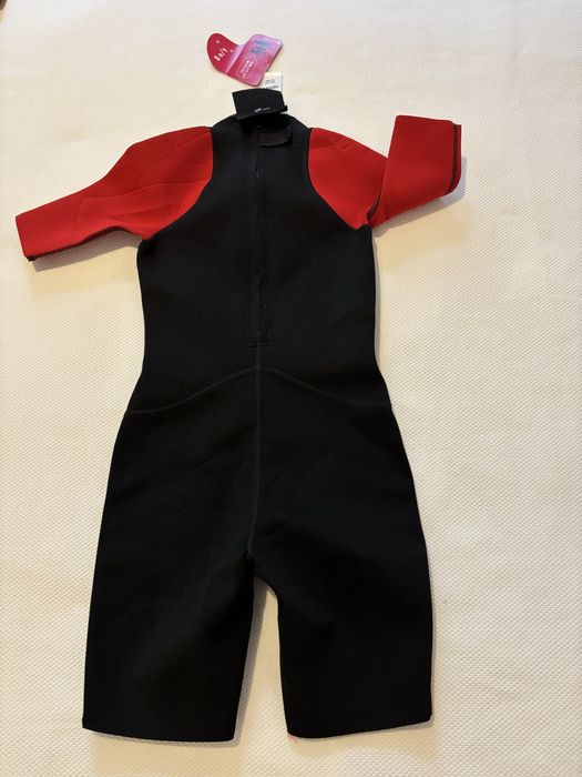 Fato de surf . Crianca de 8 anos . Com etiqueta