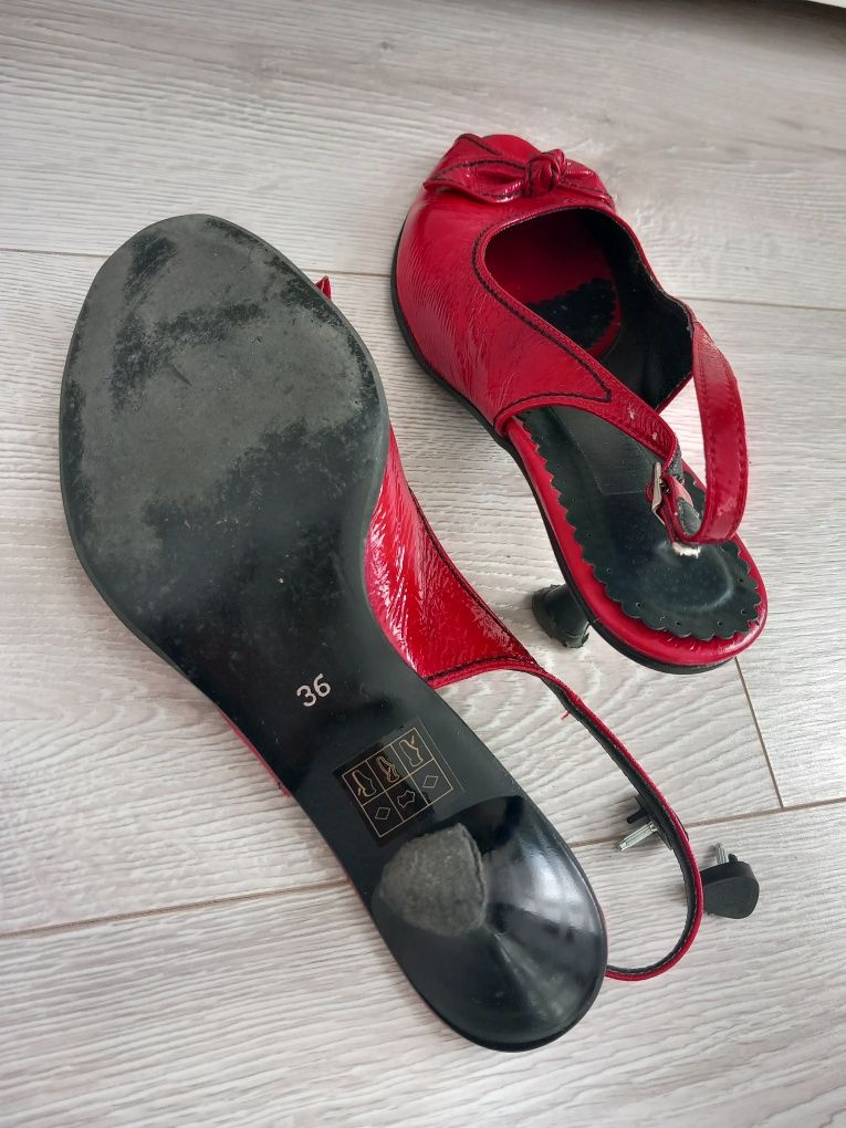 Czerwone skórzane buty motylki odkryte pięty sandały czółenka Valencia