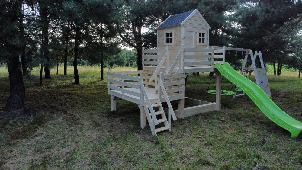 Solidny domek dla dzieci Domek dla dzieci. Plac zabaw. Domek drewniany