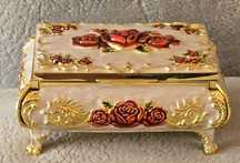 Piękna bogatozdobiona szkatułka włoska w stylu Faberge St.Petersburg.