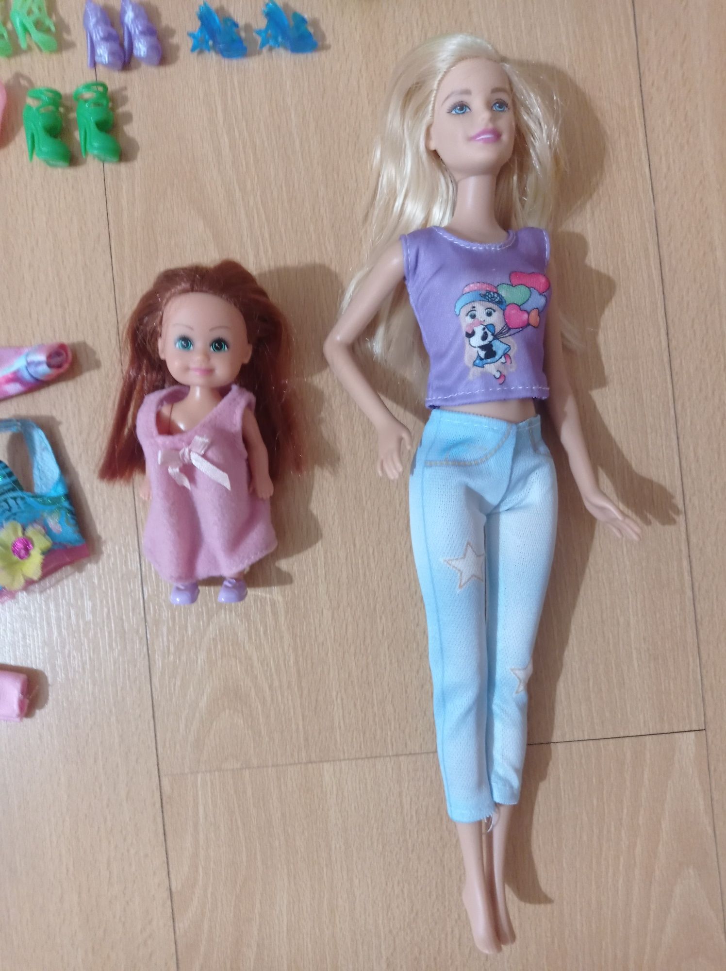Barbie e criança + acessórios e roupas