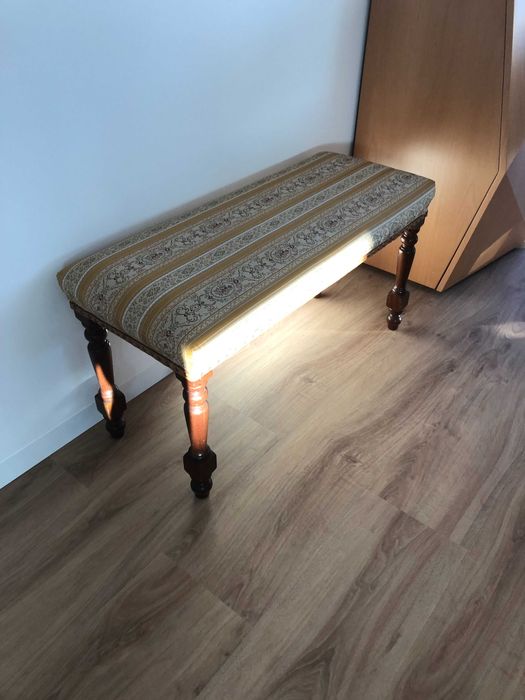 Banqueta em madeira mogno e tecido superior