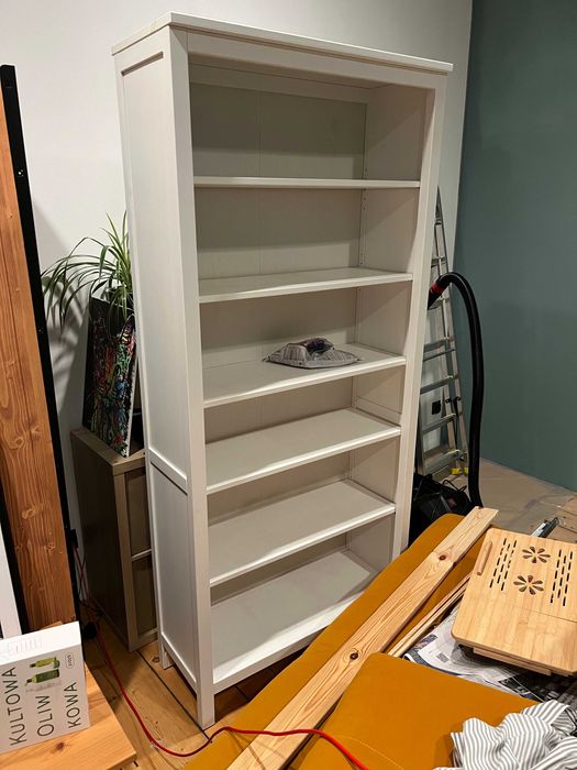 Biały regał na książki Ikea Hemnes - kultowy