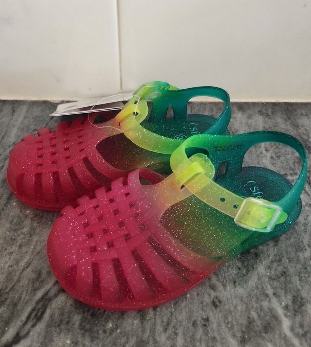 Sandálias Coloridas Novas da Sfera