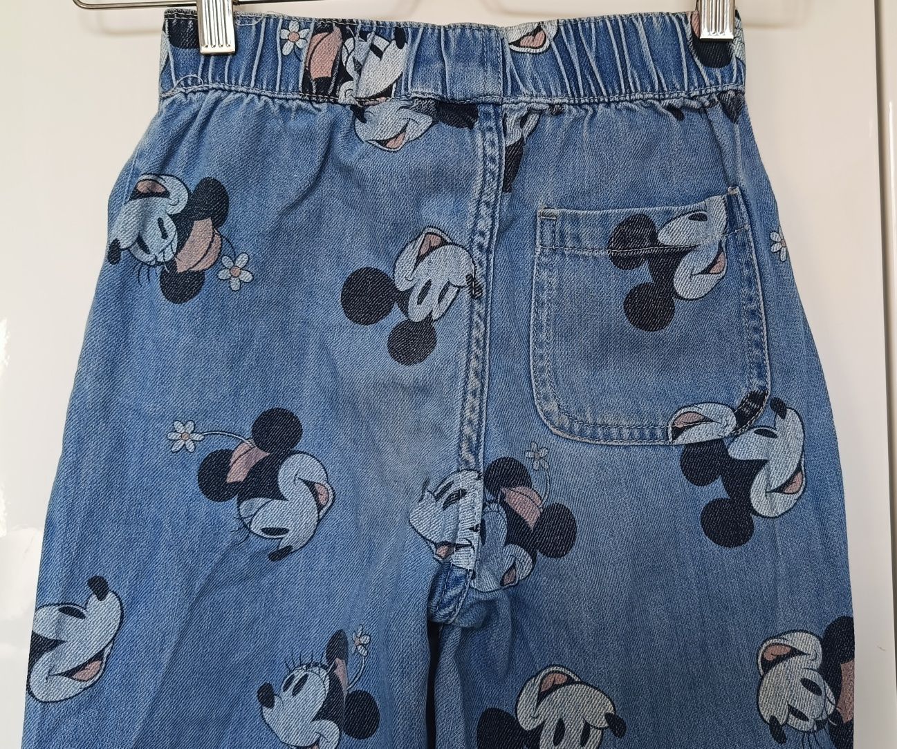 Dżinsowe spodnie z Myszką Miki - H&M Disney