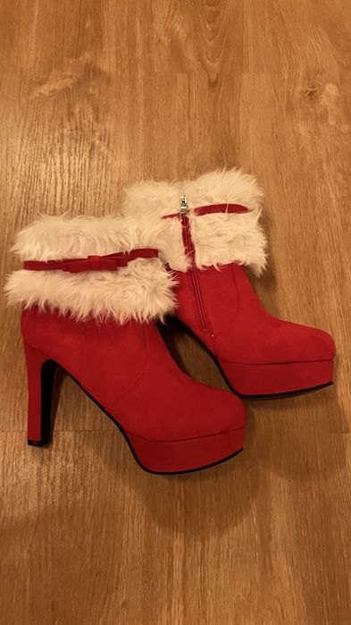 Sapatos Vermelhos com apontamento de pelucia