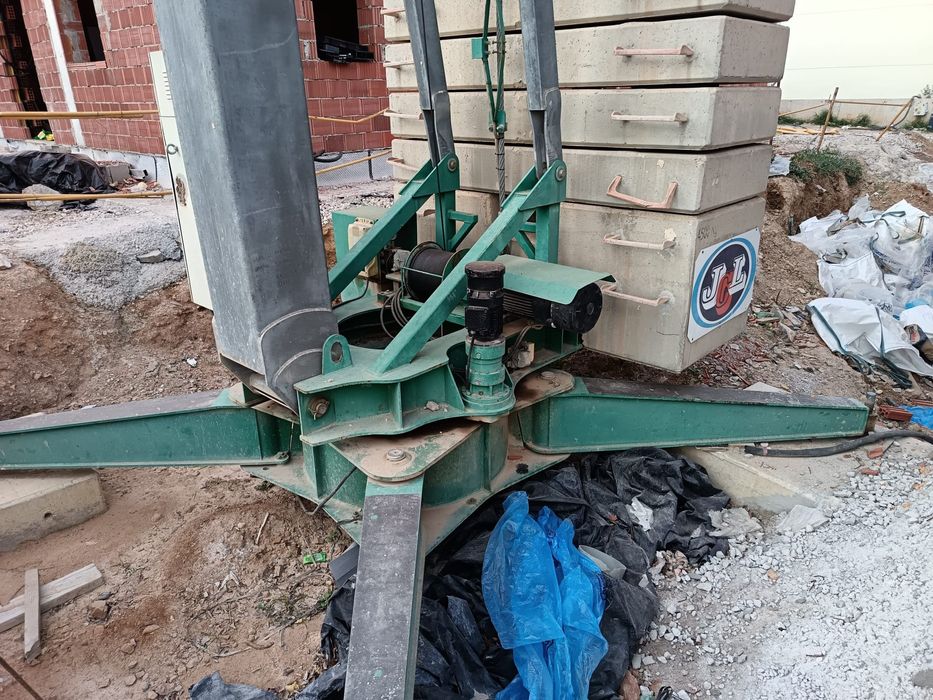 Grua Automontante de 30 metros