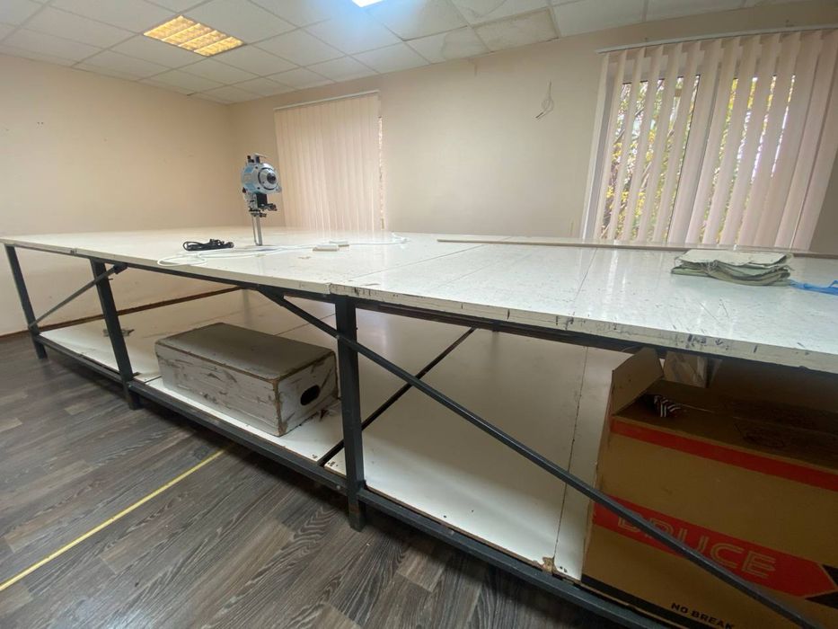 Стол закройный, Оверлок,Нож раскройный,Машинка Прямострочка