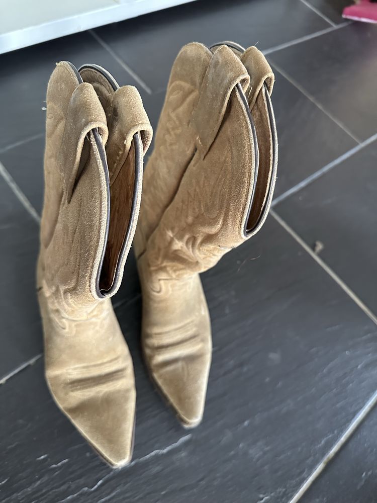 Botas usadas em pele