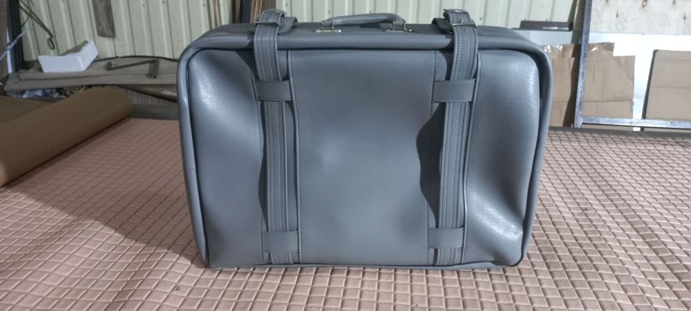 Шкіряний чемодан,  1990 року виготовлення,  з ключами, гарний стан