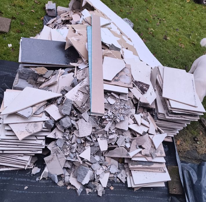 Oddam gruz za darmo z remontu łazienki. Są to płytki, beton i pustaki.