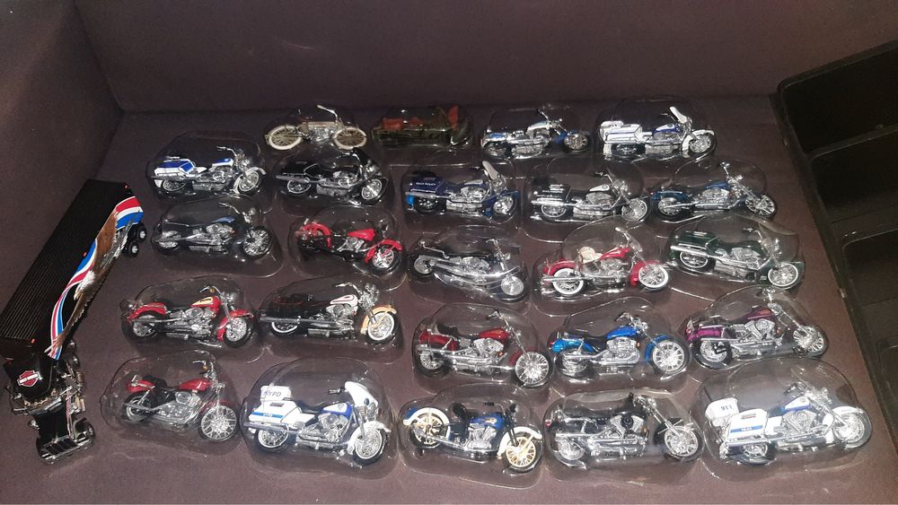 Coleção de 24 miniaturas motos Harley Davidson + Movel - Ediclube