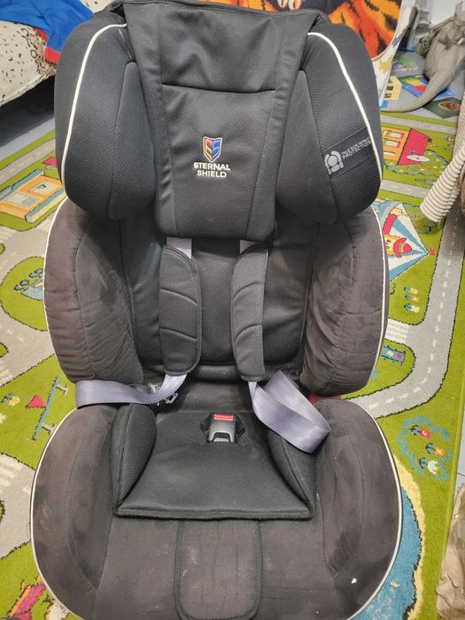 Дитяче авто крісло.