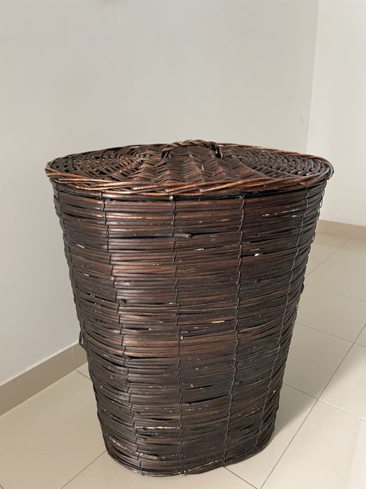 Cesto de vime escuro com tampa