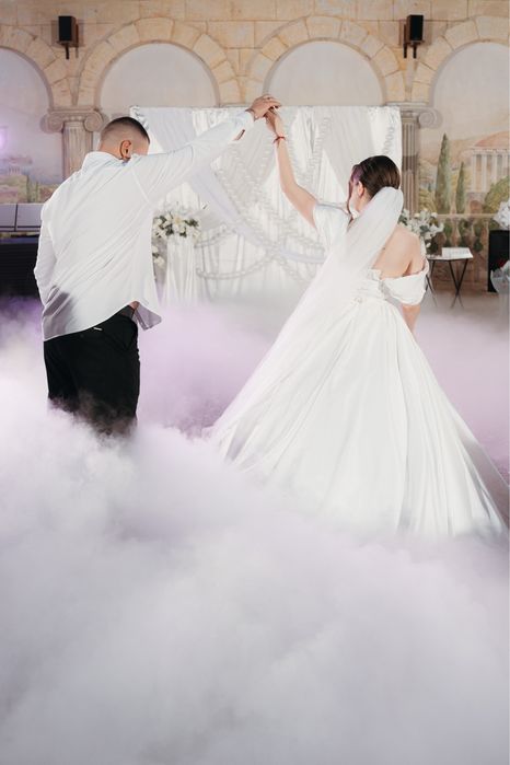 Весільна сукня з атласу