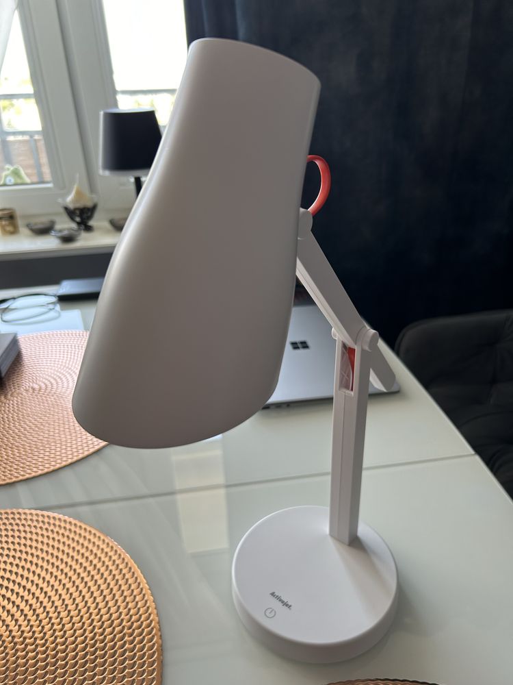 Lampka na biurko LED Regulacja barwy Zasilanie akumulator i sieć