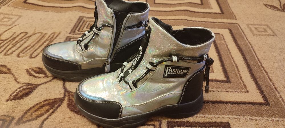 Дитяче взуття в гарному стані