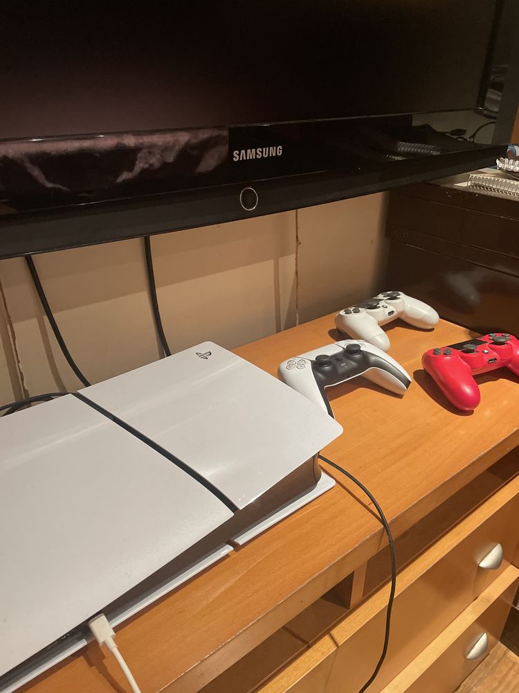 PS5 Digital com 1 comando PS5 + 2 comandos PS4