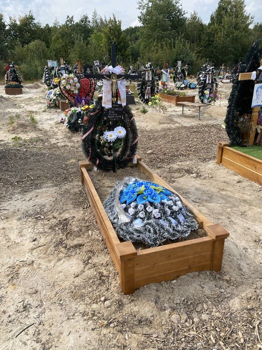 Бетонні памʼятникі,деревʼяні надгробники