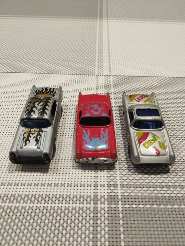 Trzy samochody zabawki