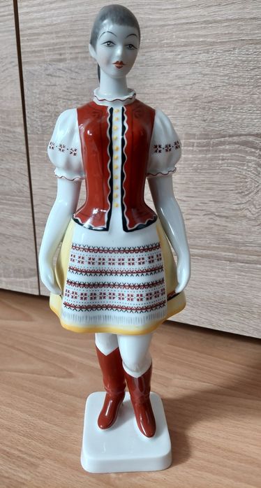 Figurka porcelanowa kobieta w stroju ludowy.