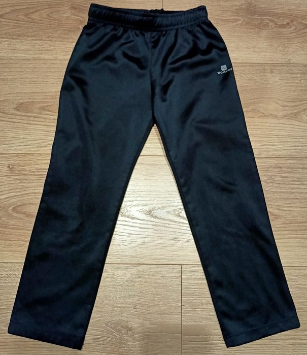 Spodnie dresowe dla chłopca Domyos rozmiar 110/116 czarne stan bdb