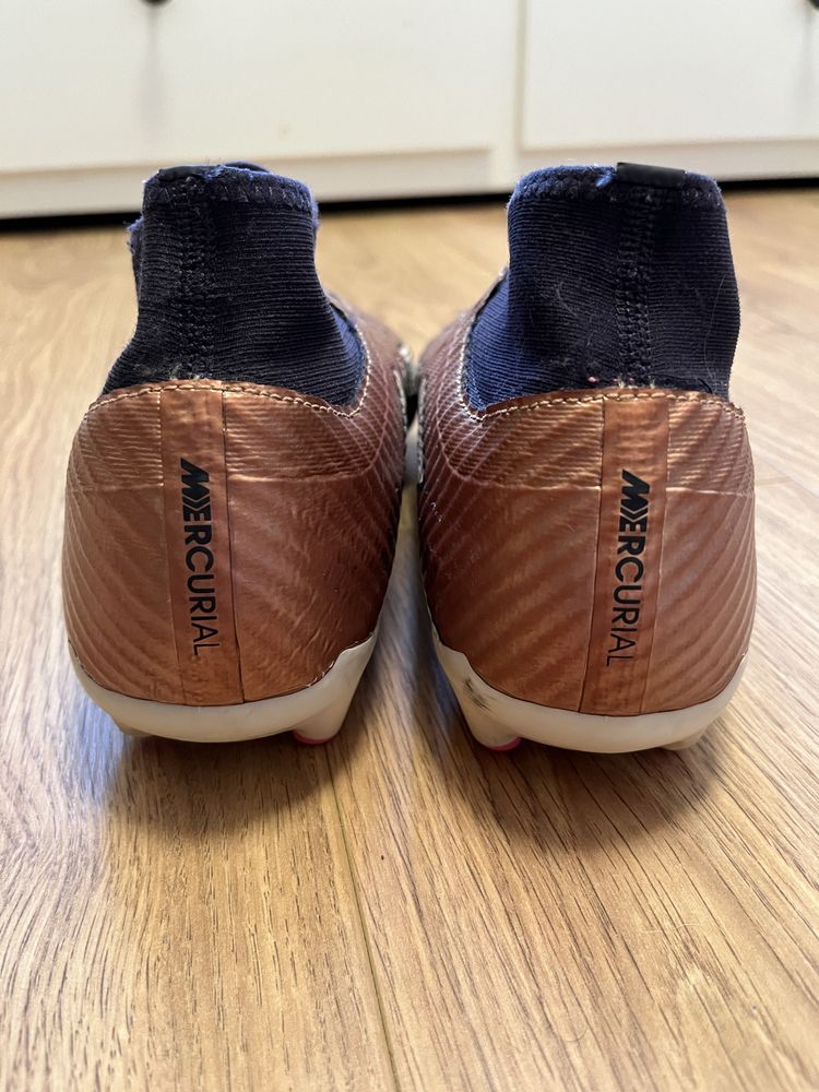 Korki nike, złote