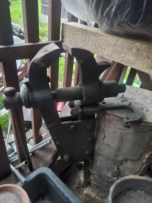 Imadło kute. Około 20 kg .Nadaje się na ozdobę lub do warsztatu