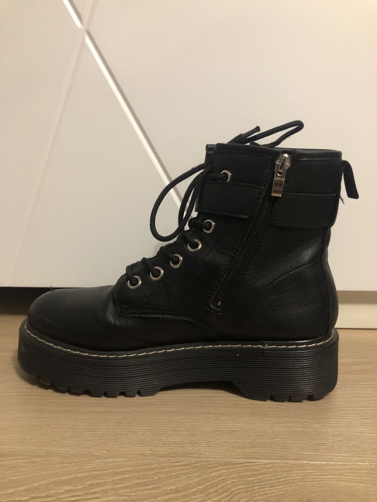 Botki z ozdobną klamrą Cropp