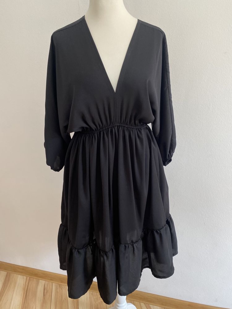 Lekka sukienka przed kolano w rozmiarze uni