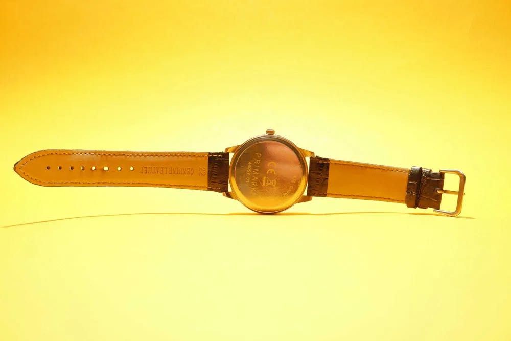 Наручные кварцевые часы с кожаным ремнём