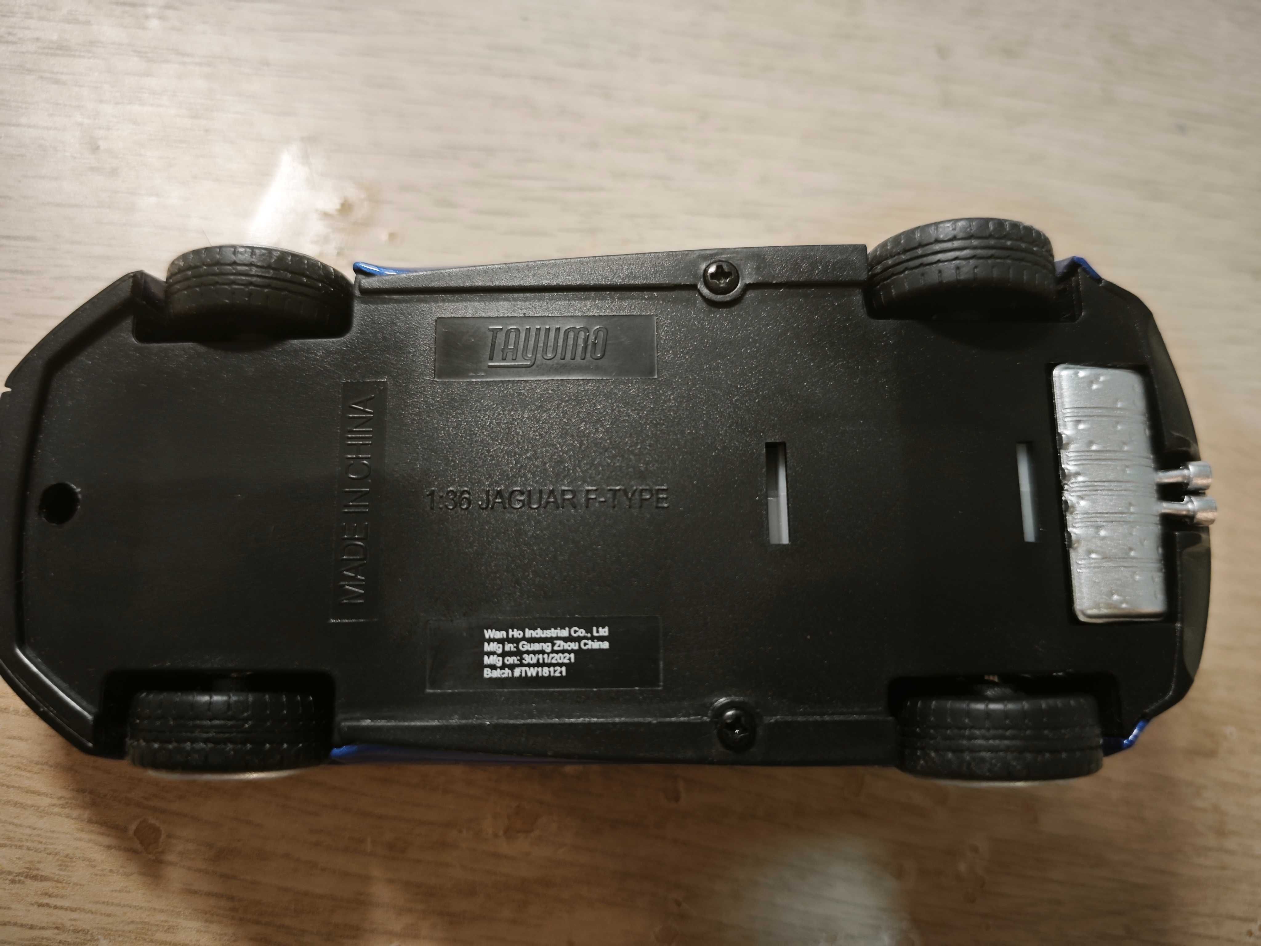 1/36 Jaguar F-Type miniatura