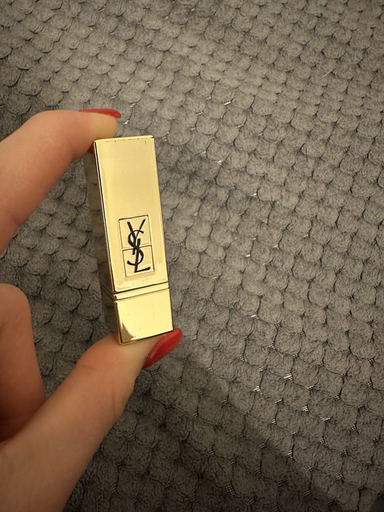 Szminka Yves Saint Lauren czerwona red lipstick