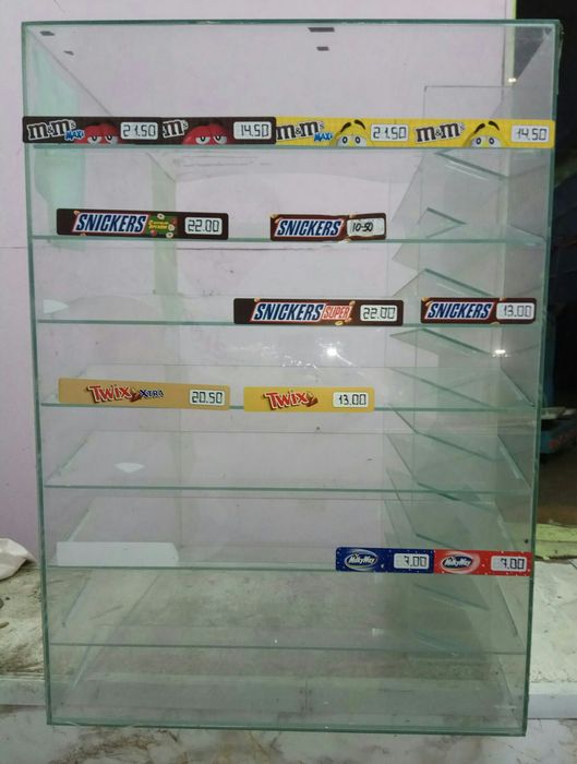 Стеклянные и железные полки и кубы .