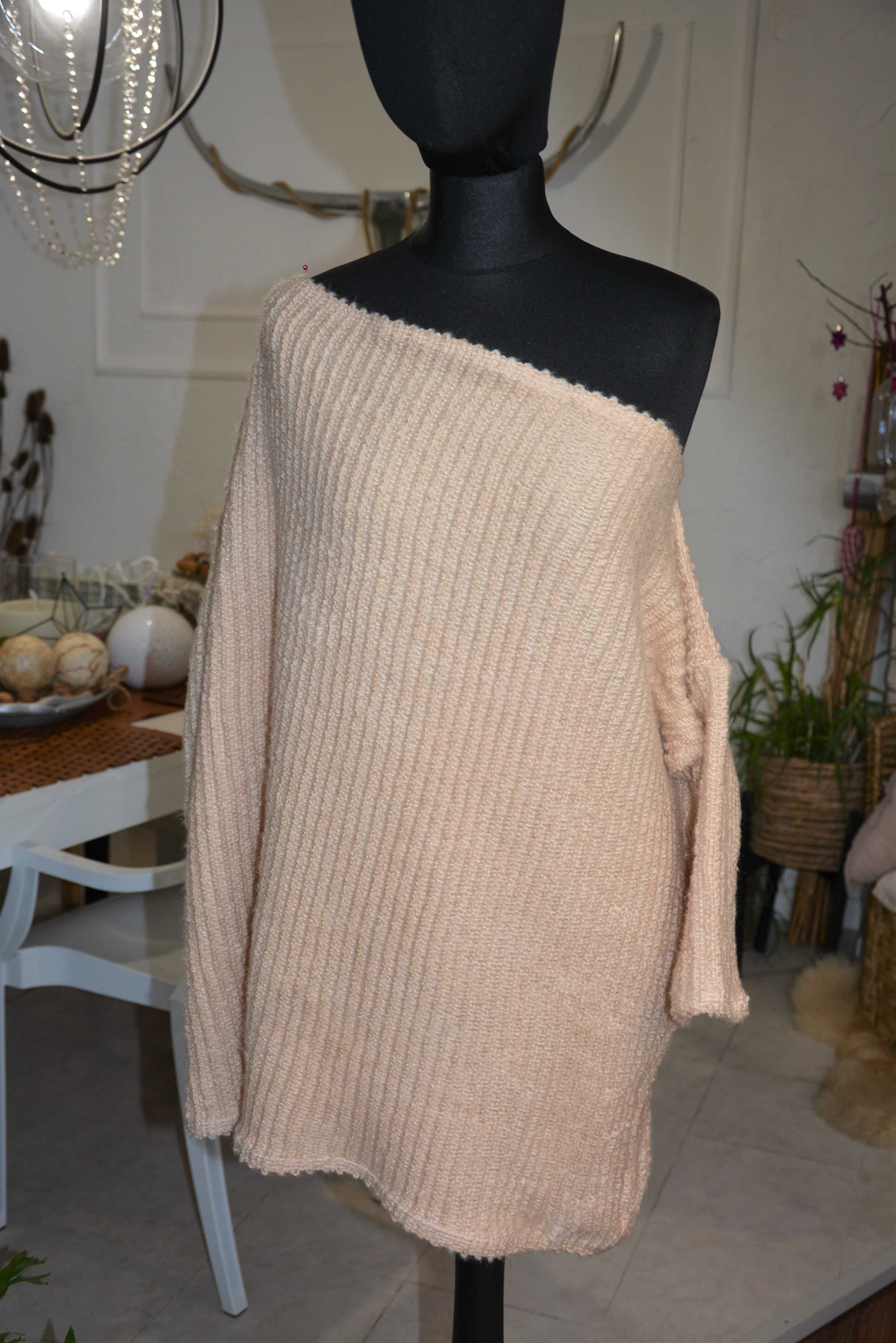 44-54 bluzka sweter różowy pudrowy brzoskwiniowy z ramienia XXL