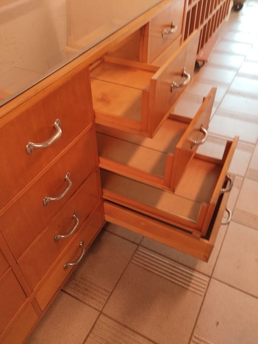 Witryna sklepowa z szufladami