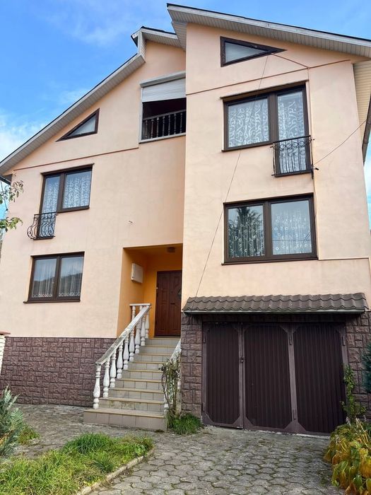 Будинок біля річки Тиса з видом на Карпати.