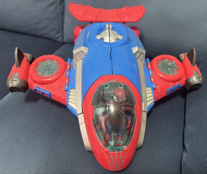 Avião do homem aranha com boneco