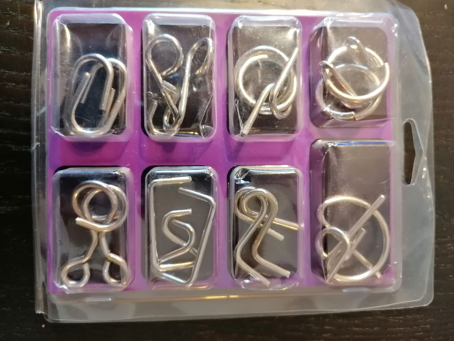 Quebra cabeças de metal