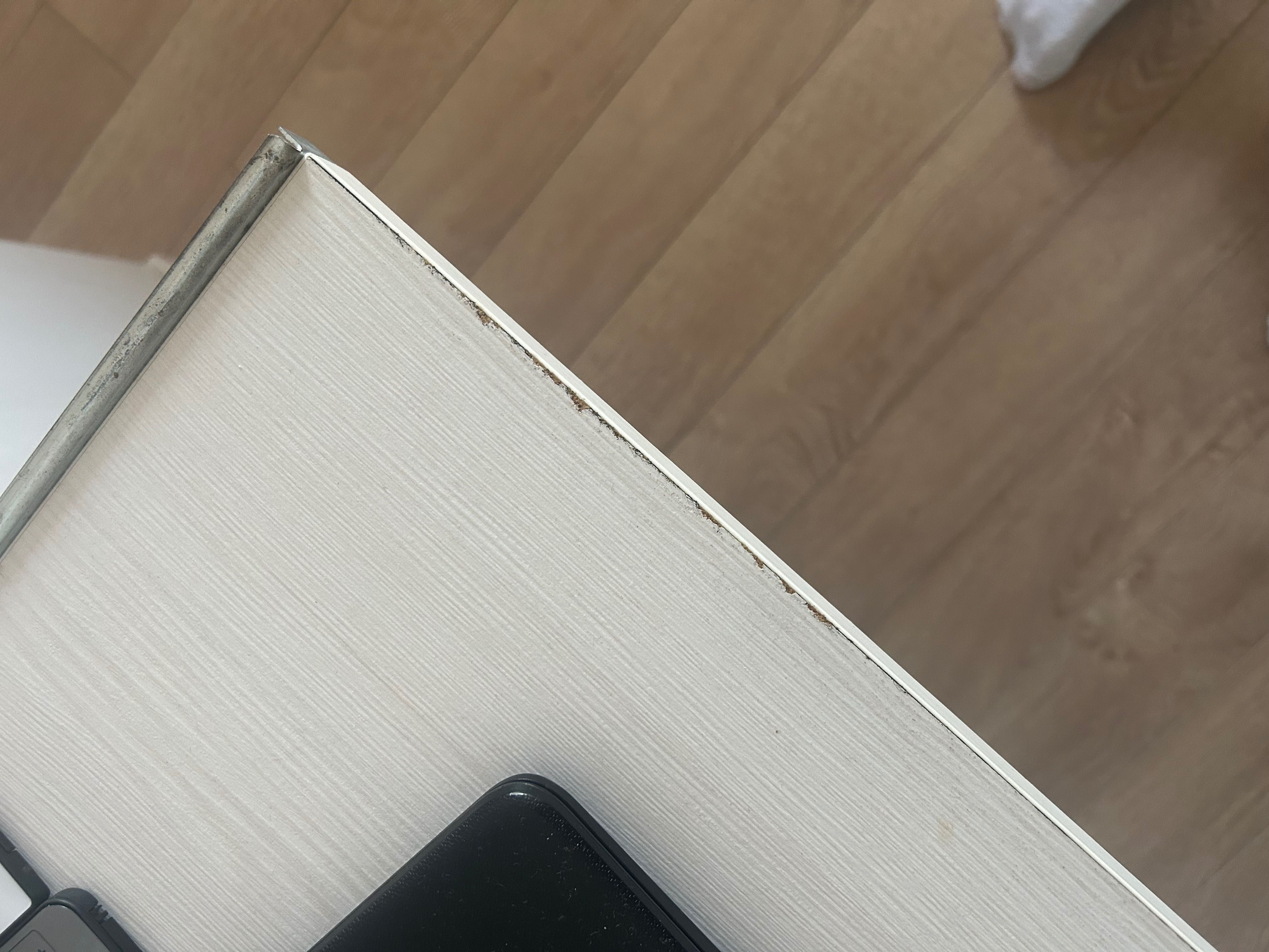 zestaw biurko z szafkami nad biurkiem z ledem