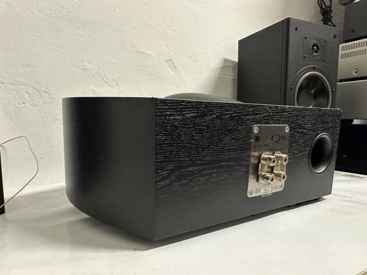 Kolumny centrslny KEF Q9c, 120 W.