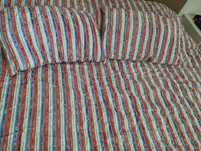 Colcha para cama de casal com duas almofadas