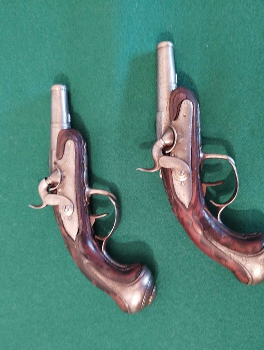 Par de pistolas de percussão francesas por volta de 1790