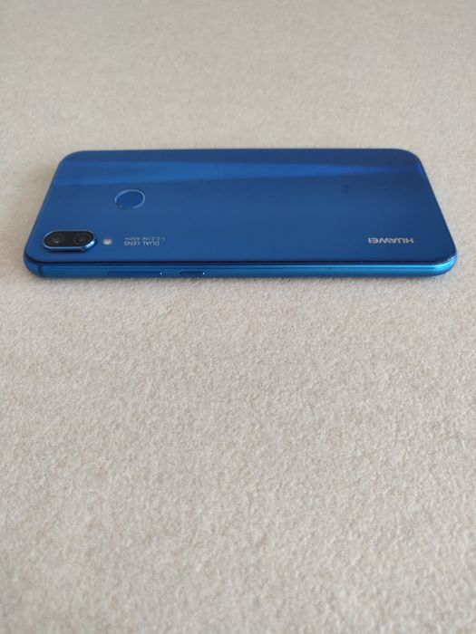 Телефон HUAWEI P20 lite